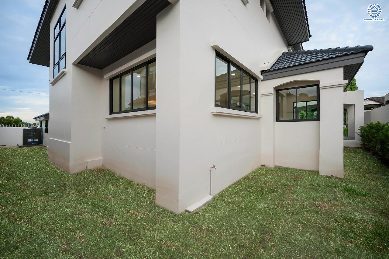 บ้านเดี่ยวฟิลคฤหาสน์มือสองตกแต่งใหม่ แบรนด์ LH ดีไซน์สุดหรูหรา โครงการ ลดาวัลย์ ปิ่นเกล้า เนื้อที่ 214 ตร.ว. บนพื้นที่ใช้สอยถึง 553.48 ตร.ม. ฟังก์ชันจัดเต็ม 4 ห้องนอน 5 ห้องน้ำ 1 ห้องอเนกประสงค์ 1 ห้องแม่บ้าน จอดรถได้ถึง 2 คัน ทำเลติดถนนบรมราชชนนี เชื่อมต่อหลายเส้นทาง ใกล้มหาวิทยาลัยมหิดล และเซ็นทรัลศาลายา